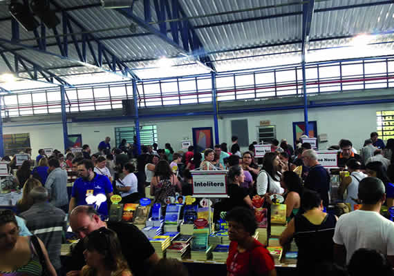 Foto 1: Organização, venda, montagem, desmontagem e equipe (Bienal do Livro, Megafeirão de Araras e Santo André, Salão FNILIJ, FELISB, Feira Nacional do Livro - Ribeirão Preto) entre outros.